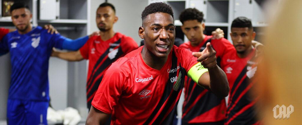Léo Pele em discurso no vestiário em seu primeiro jogo pelo Athletico Paranaense em 2025