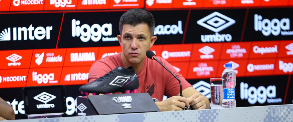 Maurício Barbieri em entrevista coletiva pelo Athletico Paranaense durante o campeonato paranaense 2025