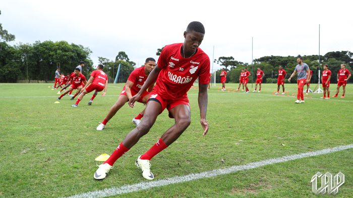 Matheus Babi em treino pelo Athletico Paranaense em 2025