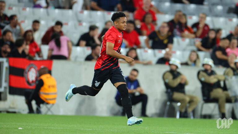 Léo Derik no Athletico Paranaense em 2025