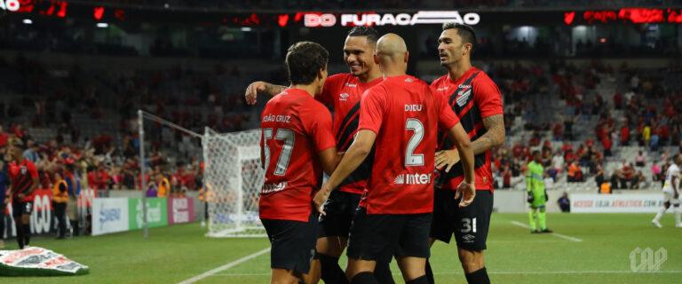 Jogadores do Athletico comemorando gol contra o São Joseense no Campeonato Paranaense 2025