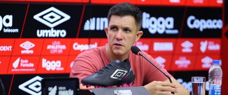 Maurício Barbieri em entrevista coletiva pelo Athletico Paranaense durante o campeonato paranaense 2025