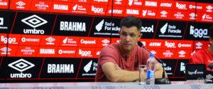 Maurício Barbieri em entrevista coletiva pelo Athletico Paranaense durante o campeonato paranaense 2025