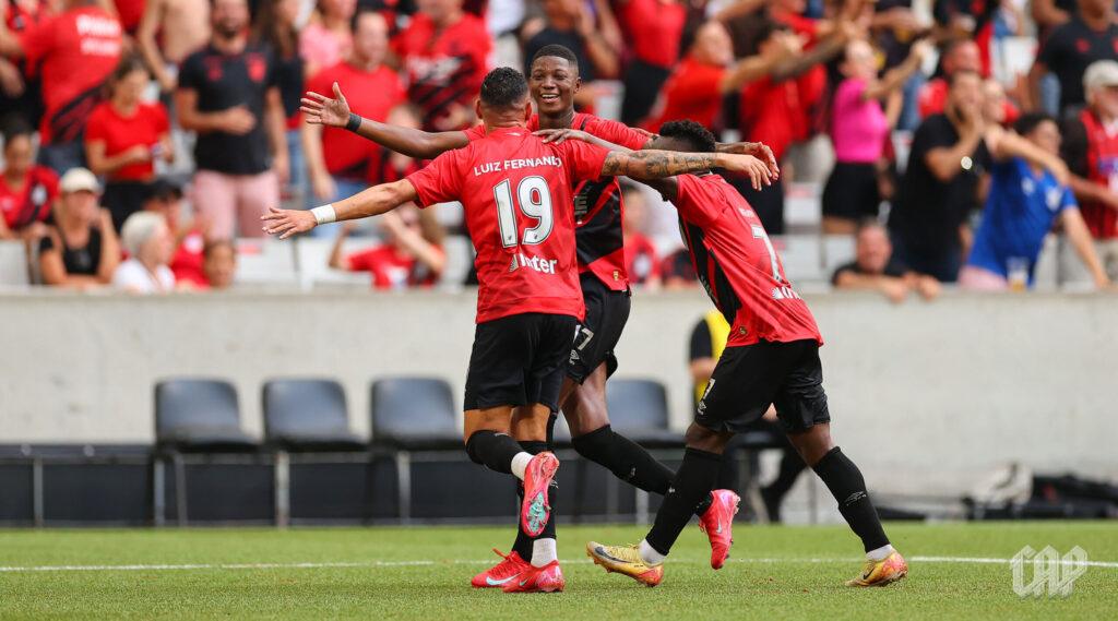 Luiz Fernando, Matheus Babi e Velasco comemorando gol no Athletico Paranaense em jogo pelo Campeonato Paranaense 2025