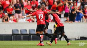 Luiz Fernando, Matheus Babi e Velasco comemorando gol no Athletico Paranaense em jogo pelo Campeonato Paranaense 2025