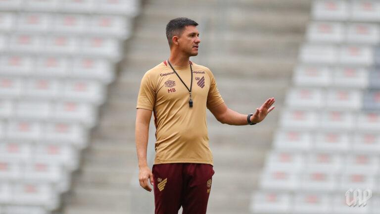 Maurício Barbieri em treino pelo Athletico Paranaense em 2025