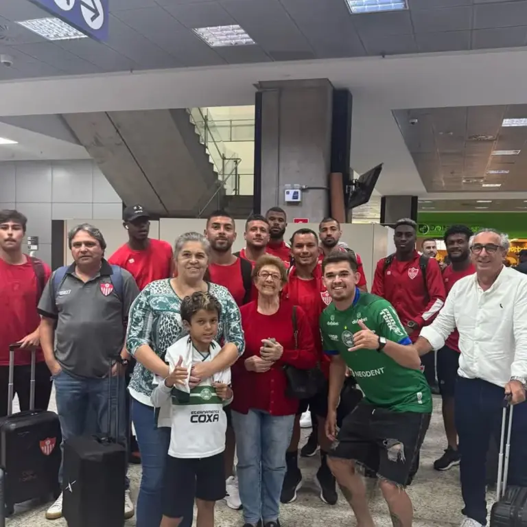Torcedores do Coritiba recepcionam jogadores do Guarany de Bagé em Curitiba