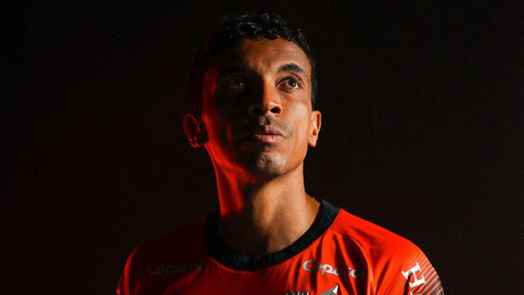 Athletico-PR reforça meio-campo com a chegada de Luiz Gustavo