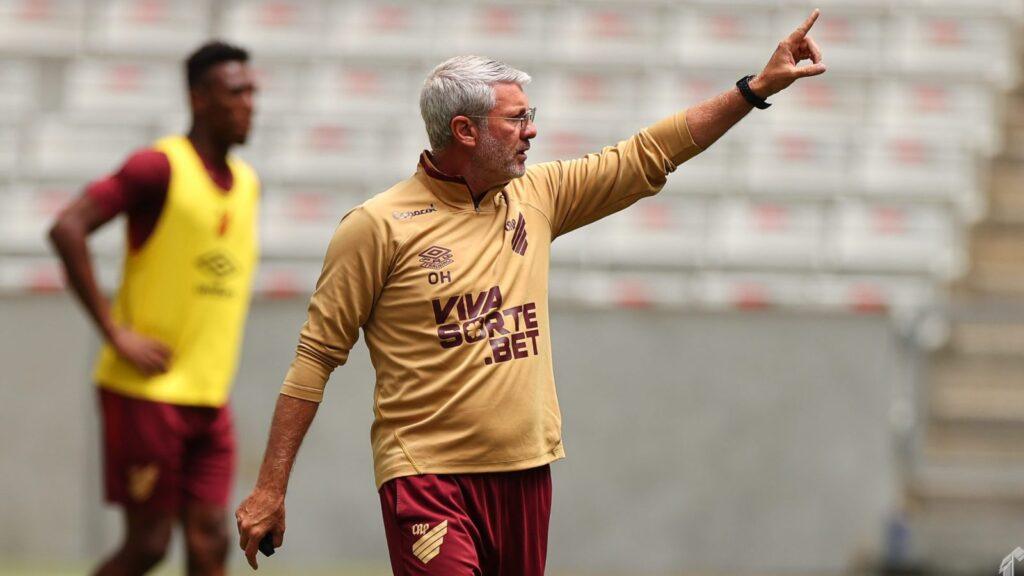 Odair Hellmann analisa derrota no clássico e pede reação ao Athletico-PR